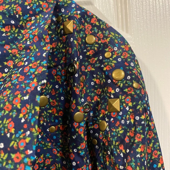 Pure Energy Printed Blouse - Picture 3 of 3